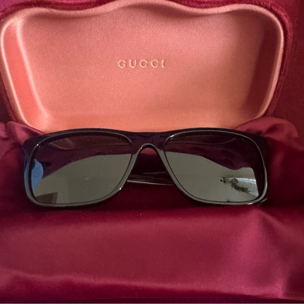 Gucci sunglasses polarized no scratches perfect condition!!!